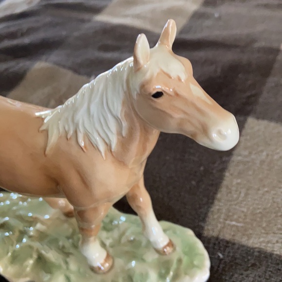 Goebel porcelain horse on grass - Picture 7 of 7